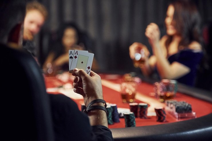 Antarmuka aplikasi ombak 777 di perangkat mobile menampilkan sportsbook Liga 1 dan live-dealer blackjack